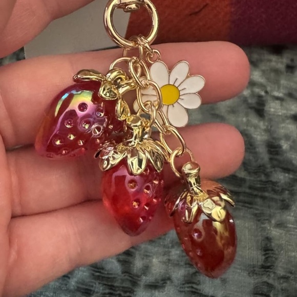 Strawberry and Daisy purse charm with 3 berries and heart clip in gold - Picture 4 of 4